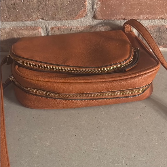 Tan Crossbody Bag with Adjustable Strap and Soft Leather Finish - Picture 5 of 9